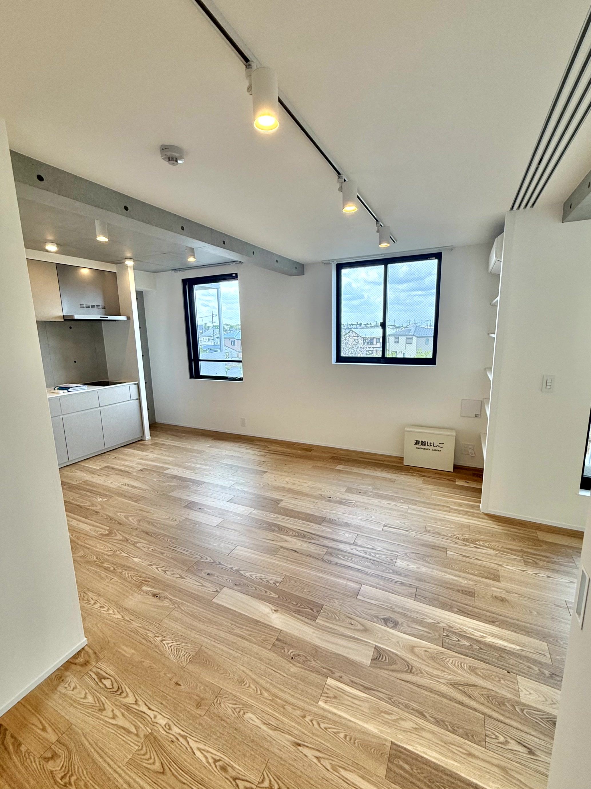 居室・リビング　Wi－Fi 無料、エアコン２台、Low-Eガラス、収納充実！