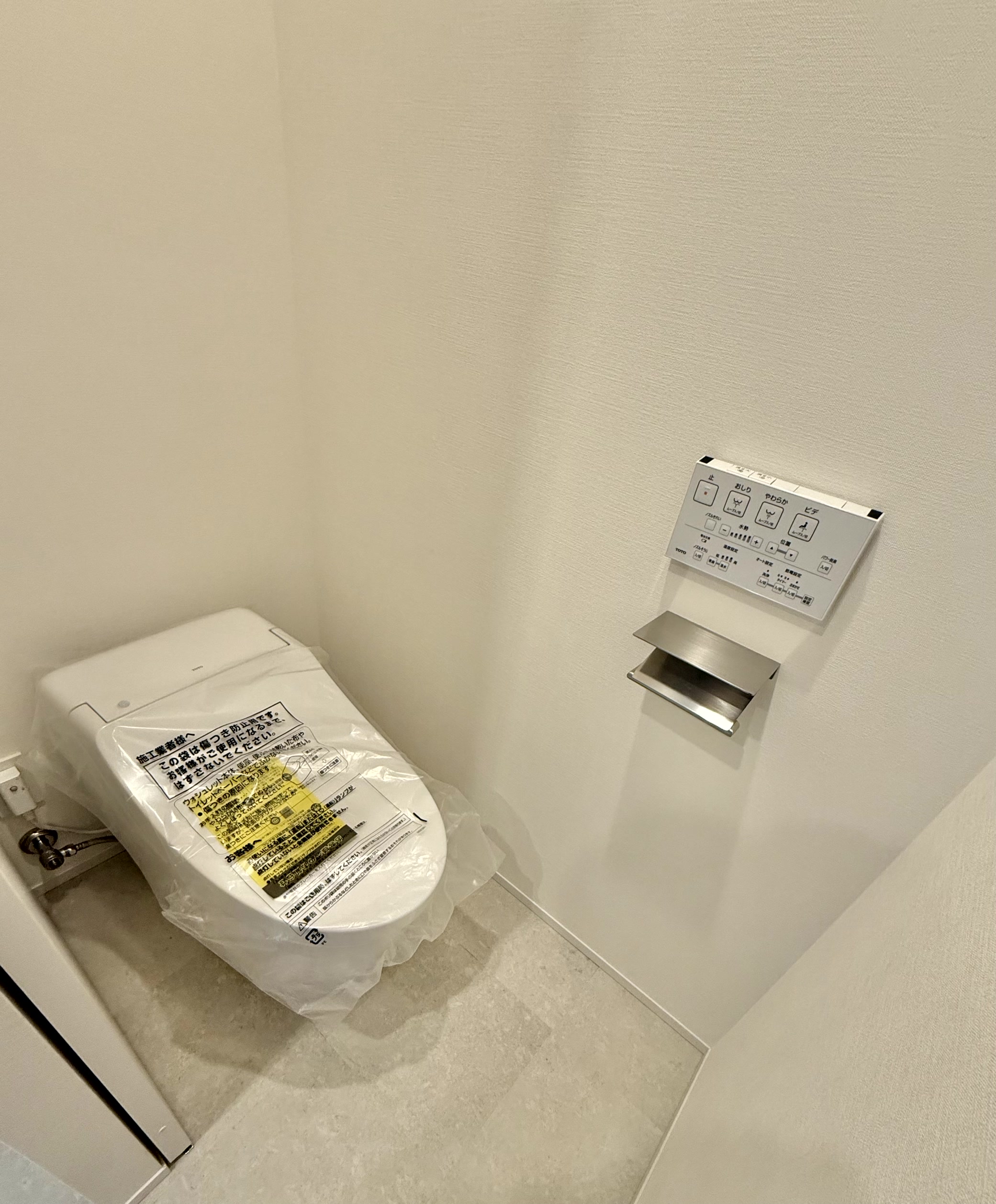 トイレ　バストイレ別。暖房洗浄便座。