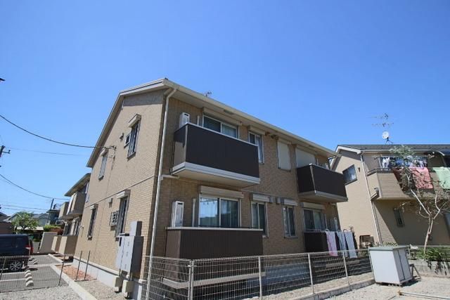 建物外観　敷地内に駐車場も完備