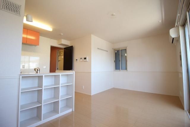 居室・リビング　広々使い勝手の良いリビング