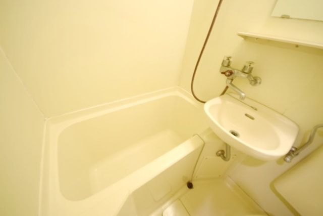 バス・シャワールーム　清潔感あるバス