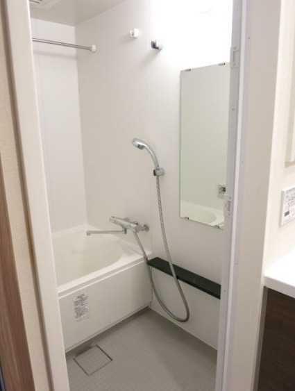 バス・シャワールーム　清潔感のあるバスルームです。