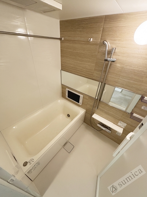 バス・シャワールーム　浴室テレビ付きの大きいバスルームでお寛ぎください♪♪