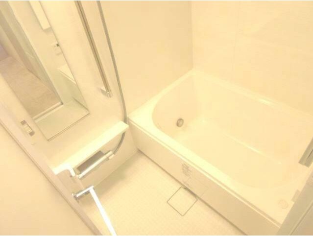 バス・シャワールーム　嬉しい追い焚き・浴室乾燥機付きです♪