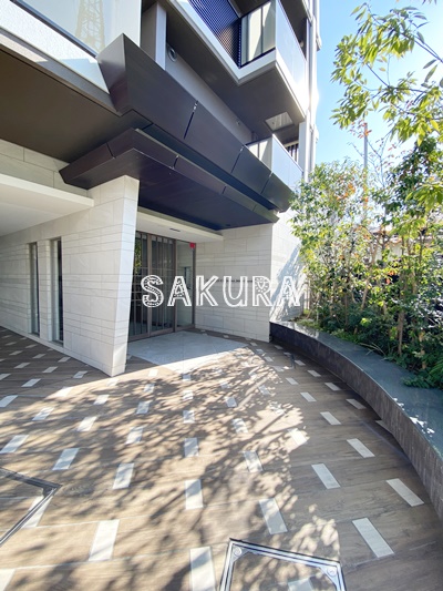 エントランス　重厚感のある建物デザイン♪