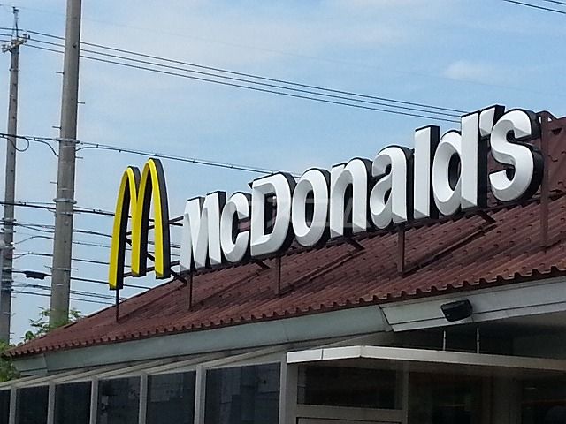 飲食店　マクドナルド ２３号鈴鹿店（飲食店）まで4556m