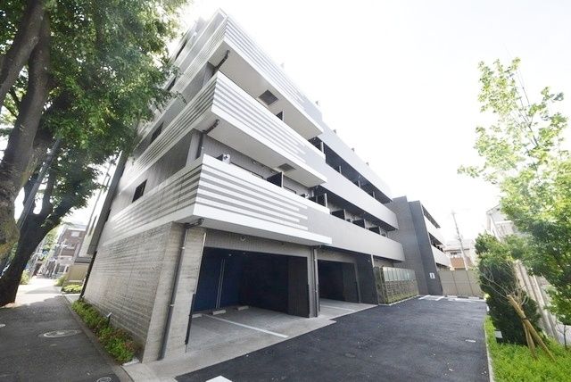 建物外観　★一階部分に屋内駐車場もございます★