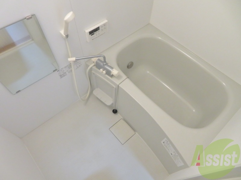 バス・シャワールーム　バスルームは狭すぎず、シャワーも浴びやすそうです。