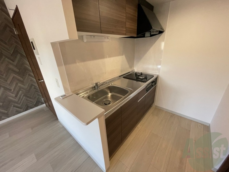 キッチン　キッチン周りは意外と物が多いので棚があるといいですね。