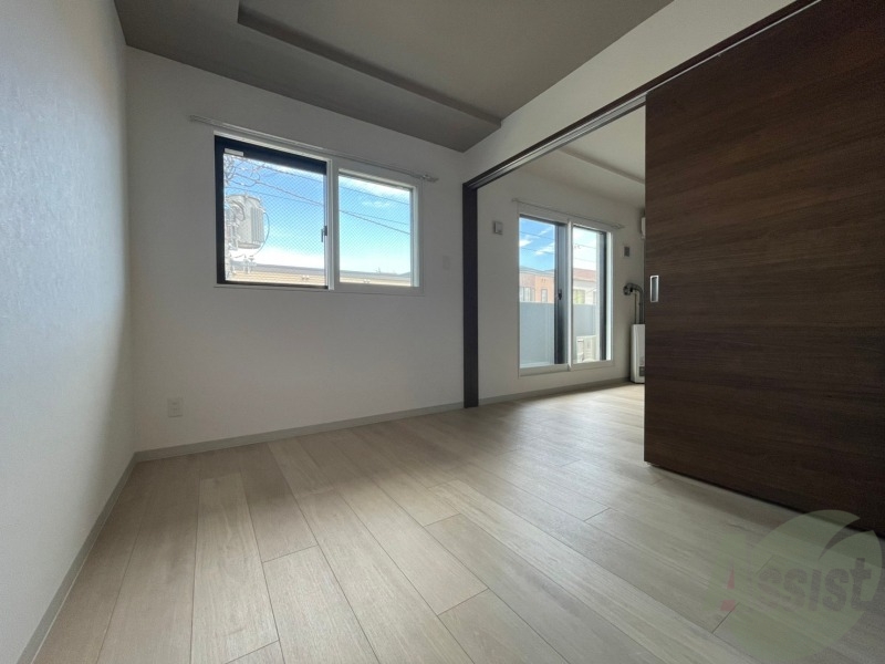 その他部屋・スペース　４．５帖の洋室です。広々として、きれいですね。