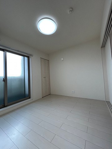 その他部屋・スペース　開放的な寝室です
