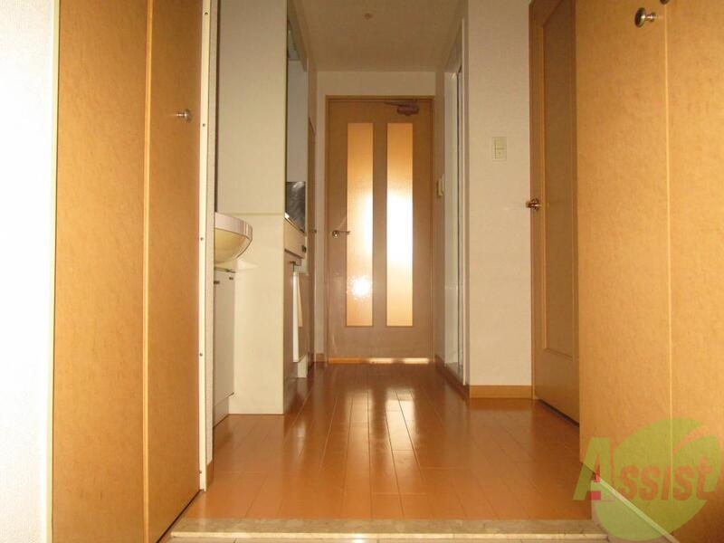 玄関　玄関を開けたらすぐにお部屋ではないので急な来客でも安心です
