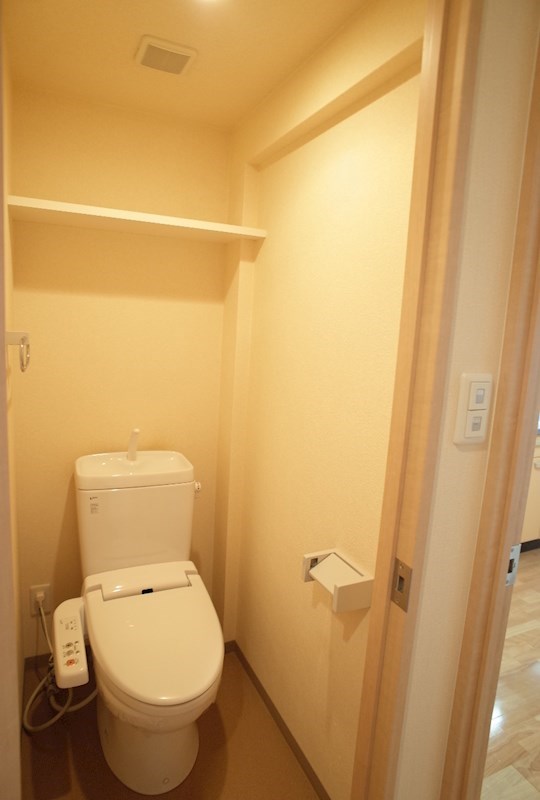 トイレ　別のお部屋の写真になります。