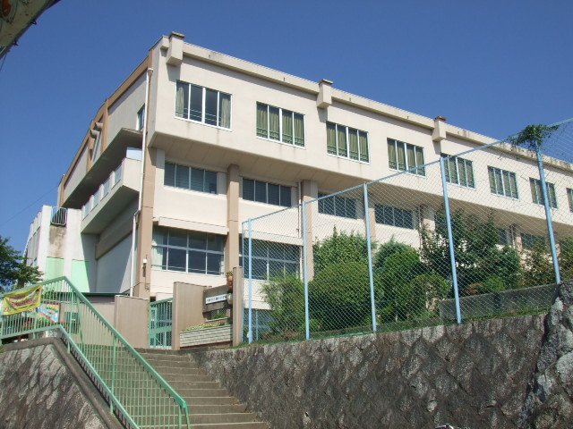 小学校　川西市立緑台小学校（小学校）まで690m
