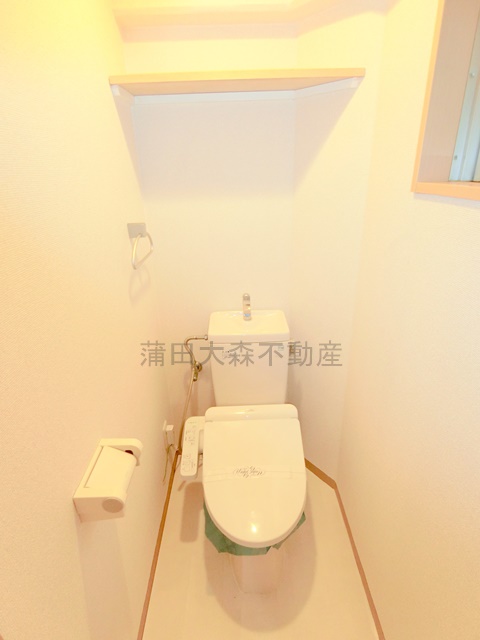 トイレ　窓と温水洗浄便座付きのトイレ