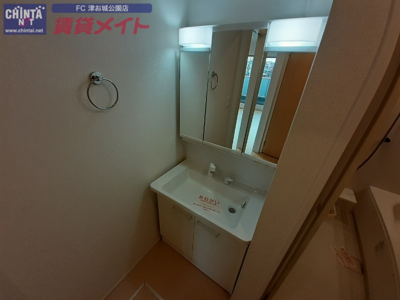 洗面設備　同型反転写真です。