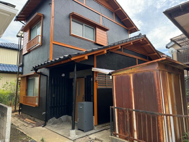 建物外観　ブラック&明るいブラウンでオシャレに塗装！