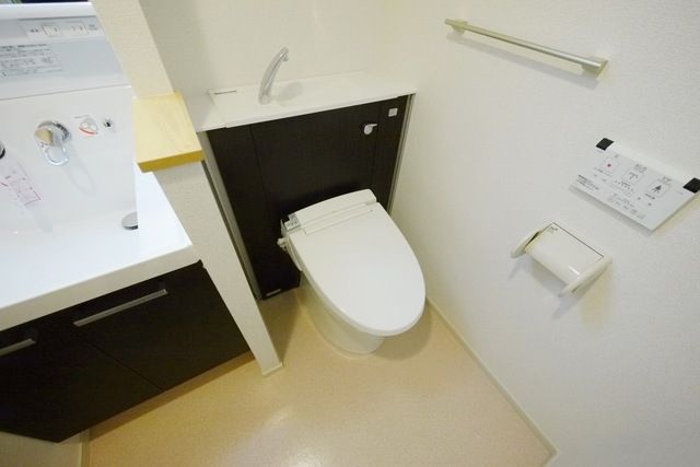 トイレ　※同タイプの別室によるイメージです。