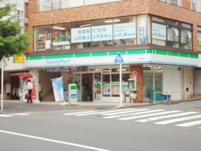 コンビニ　ファミリーマート（コンビニ）まで200m
