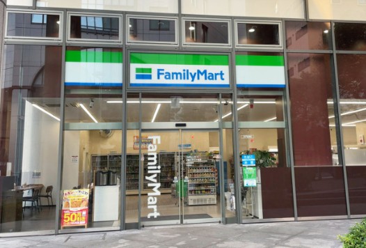 コンビニ　ファミリーマート汐留イタリア街店（コンビニ）まで92m