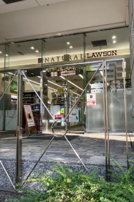 コンビニ　ナチュラルローソンコモディオ汐留店（コンビニ）まで239m