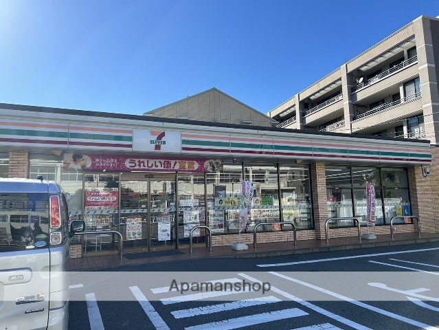 コンビニ　セブンイレブン（コンビニ）まで751m