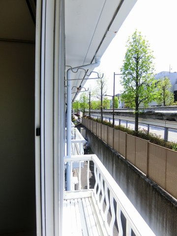 バルコニー　窓の外にお洗濯物を干すことができます！南西向きなのでお洗濯物