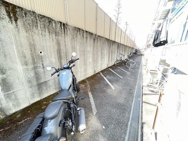 その他共有部分　敷地内にバイク置き場を完備しています！大型バイクも相談可能で