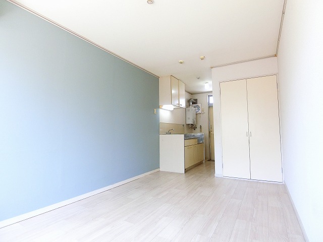 その他部屋・スペース　南西向き洋室7.4帖☆収納スペースがあります♪荷物が収納でき