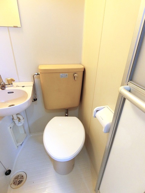 トイレ　バスルームにあるトイレです！水廻りのお掃除が一気にできちゃい