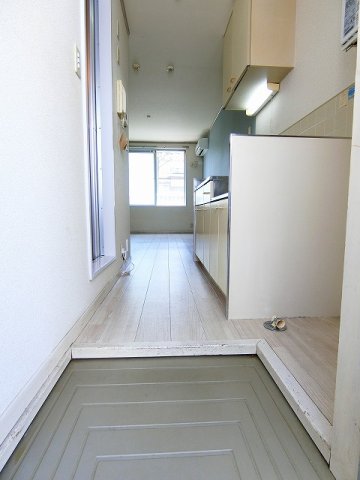 玄関　玄関から室内への景観です！キッチンの奥に洋室7.4帖のお部屋