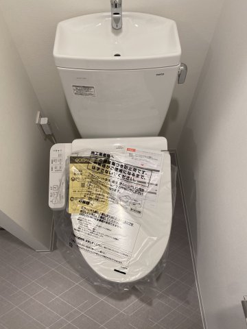 トイレ　落ち着いた色調のトイレです