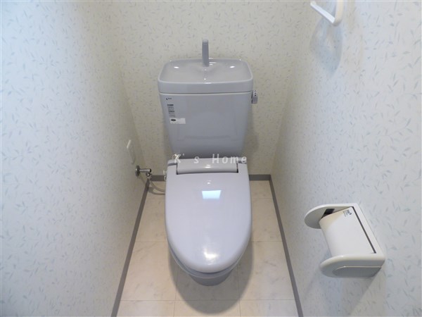 トイレ　落ち着いた配色の清潔感があるトイレ