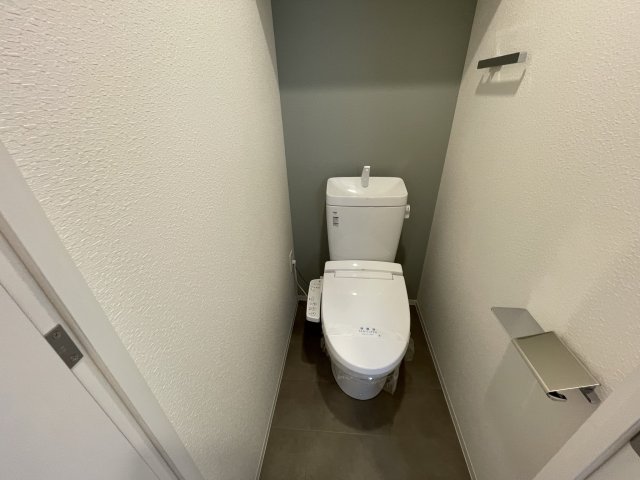 トイレ　イメージとして同マンション他部屋を表示しています