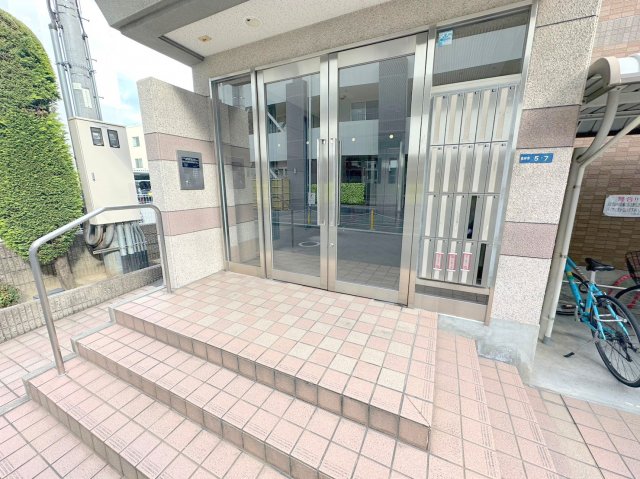 エントランス　オシャレなエントランスは安心のオートロック付きです。