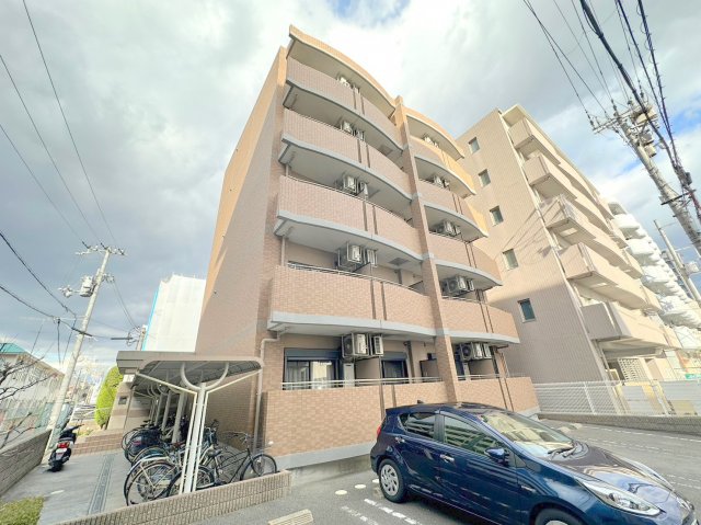 建物外観　オシャレな外観。この周辺では飛びぬけて目立っています。