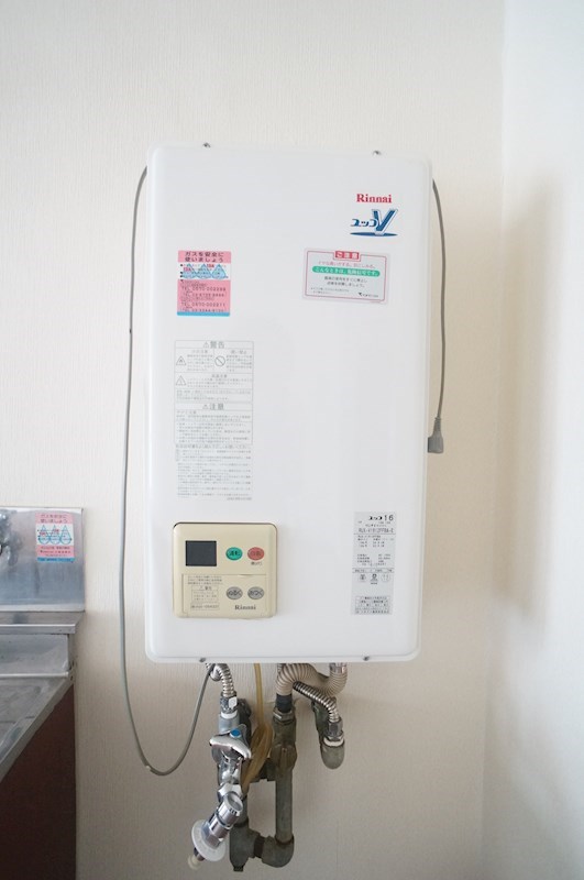 その他設備　操作が簡単でいつでも安定したお湯が出る安心の給湯機。
