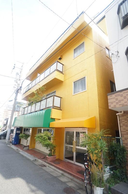 建物外観　鮮やかな黄色の外観！2駅利用可能で通勤通学に便利な物件。