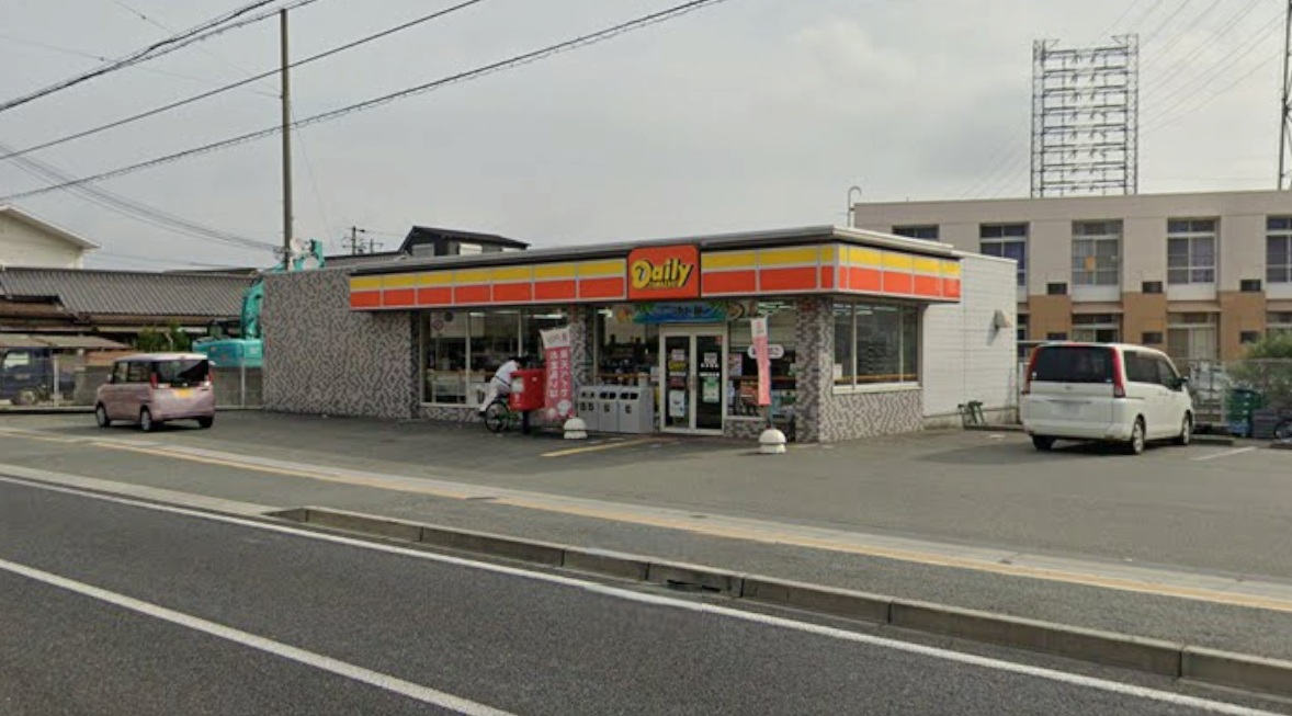 コンビニ　デイリーヤマザキ高砂荒井店（コンビニ）まで642m