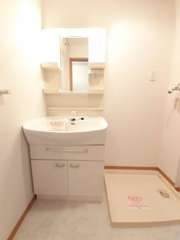 洗面設備　明るい洗面所です