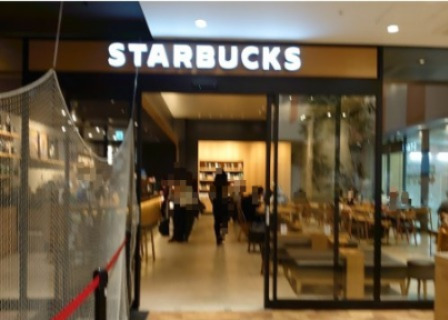飲食店　スターバックスコーヒーCoCoLo新潟西館店（飲食店）まで586m