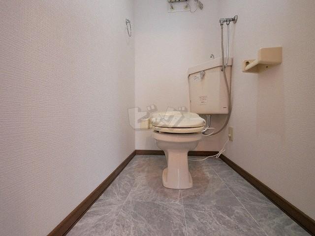 トイレ　嬉しいウォシュレット付きのトイレ！便座温かいですよ♪