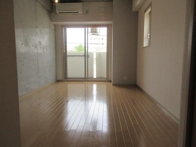 その他部屋・スペース　光の入る気持ちの良い寝室です。