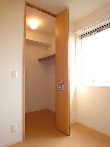 収納　たっぷりウォークインクローゼット