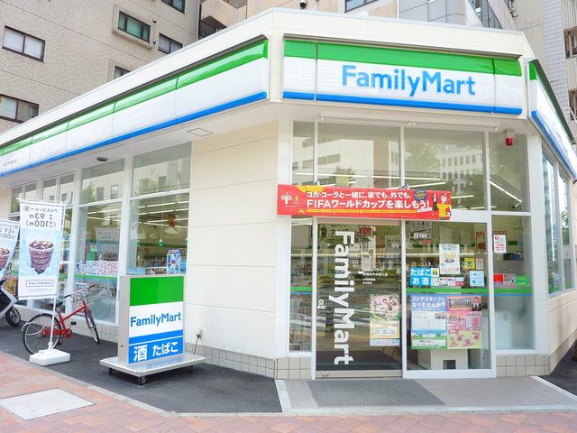 コンビニ　ファミリーマート（コンビニ）まで190m