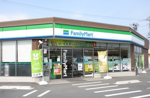 コンビニ　ファミリーマート松阪駅部田店（コンビニ）まで750m