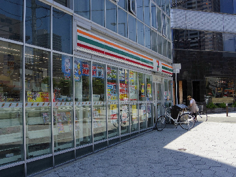 コンビニ　セブンイレブン（コンビニ）まで392m