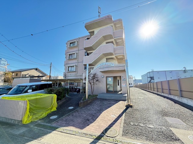 建物外観　敷地内平面駐車場あり！