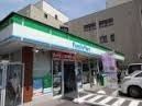 コンビニ　ファミリーマート秀栄館町店（コンビニ）まで822m