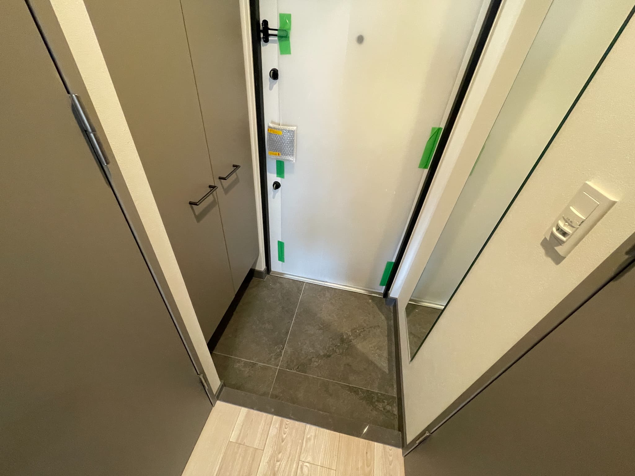 玄関　同タイプ別部屋の写真になります。